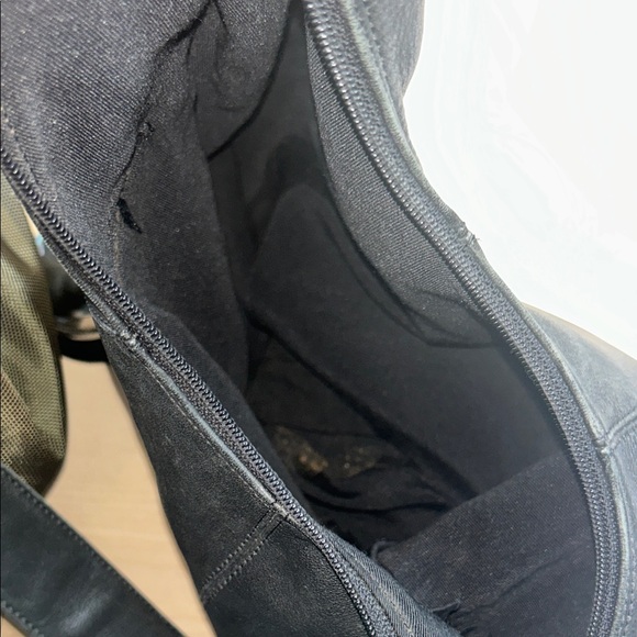 Elegant Black Leather Crossbody Bag - Picture 10 of 12